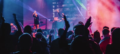 玩家部落球迷社区互动图 - 体育爱好者交流讨论的热闹场景